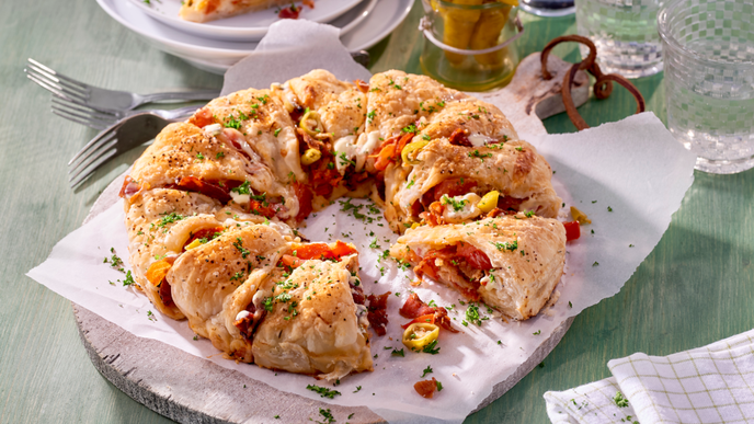 Blitzrezept für einen herzhaft gefüllten Blätterteigkranz mit Bacon und Käse