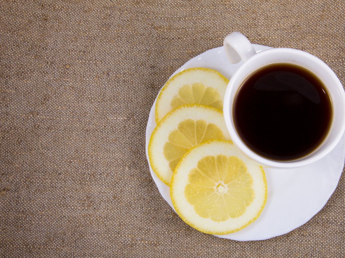 Kaffee mit Zitronenscheiben zum Abnehmen