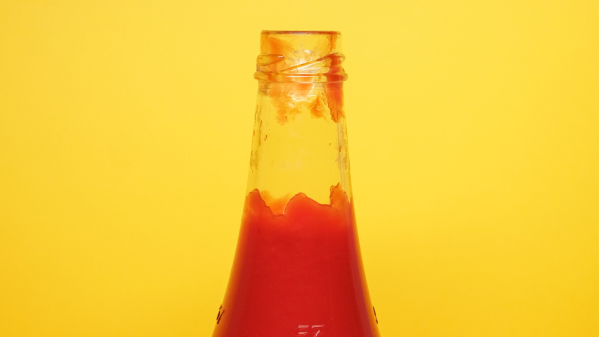 Ohne Friseurbesuch: Mit Ketchup in den Haaren einen Grünstich schnell und einfach entfernen