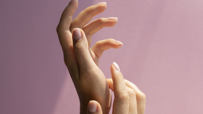 Dieser günstige Beauty-Hack rettet rissige Nagelhaut sofort