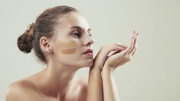 Make-up für empfindliche Haut: 5 Foundations, die wir auch bei Reizungen und Rötungen verwenden können
