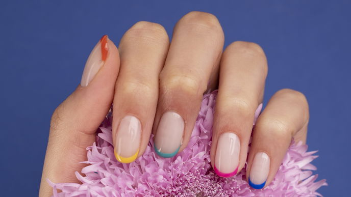 Wir lieben die minimalistischen Micro French Nails