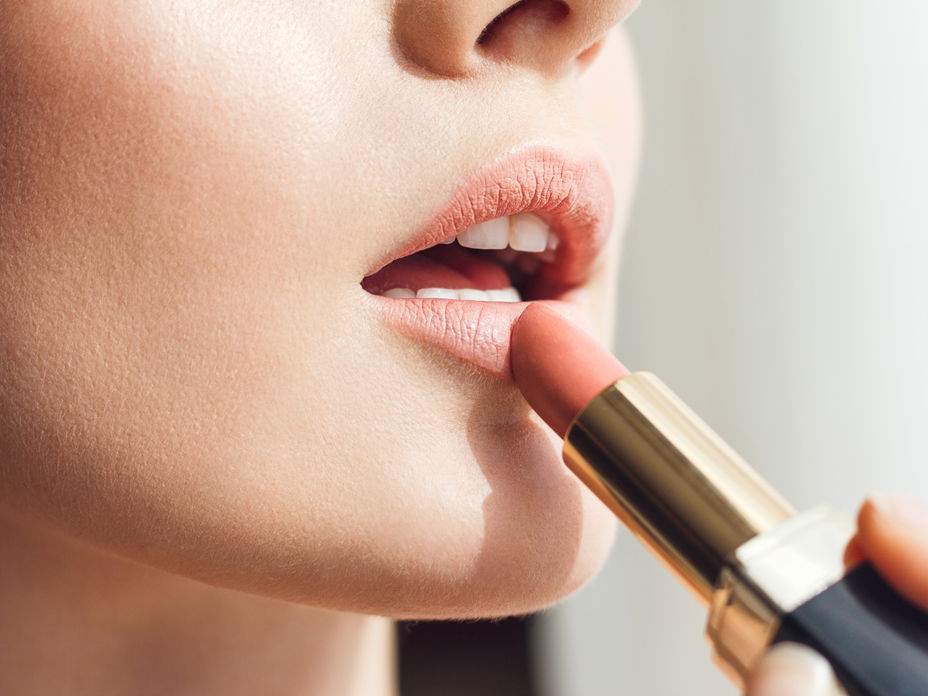 Frau trägt selbst gemachten Lippenstift auf