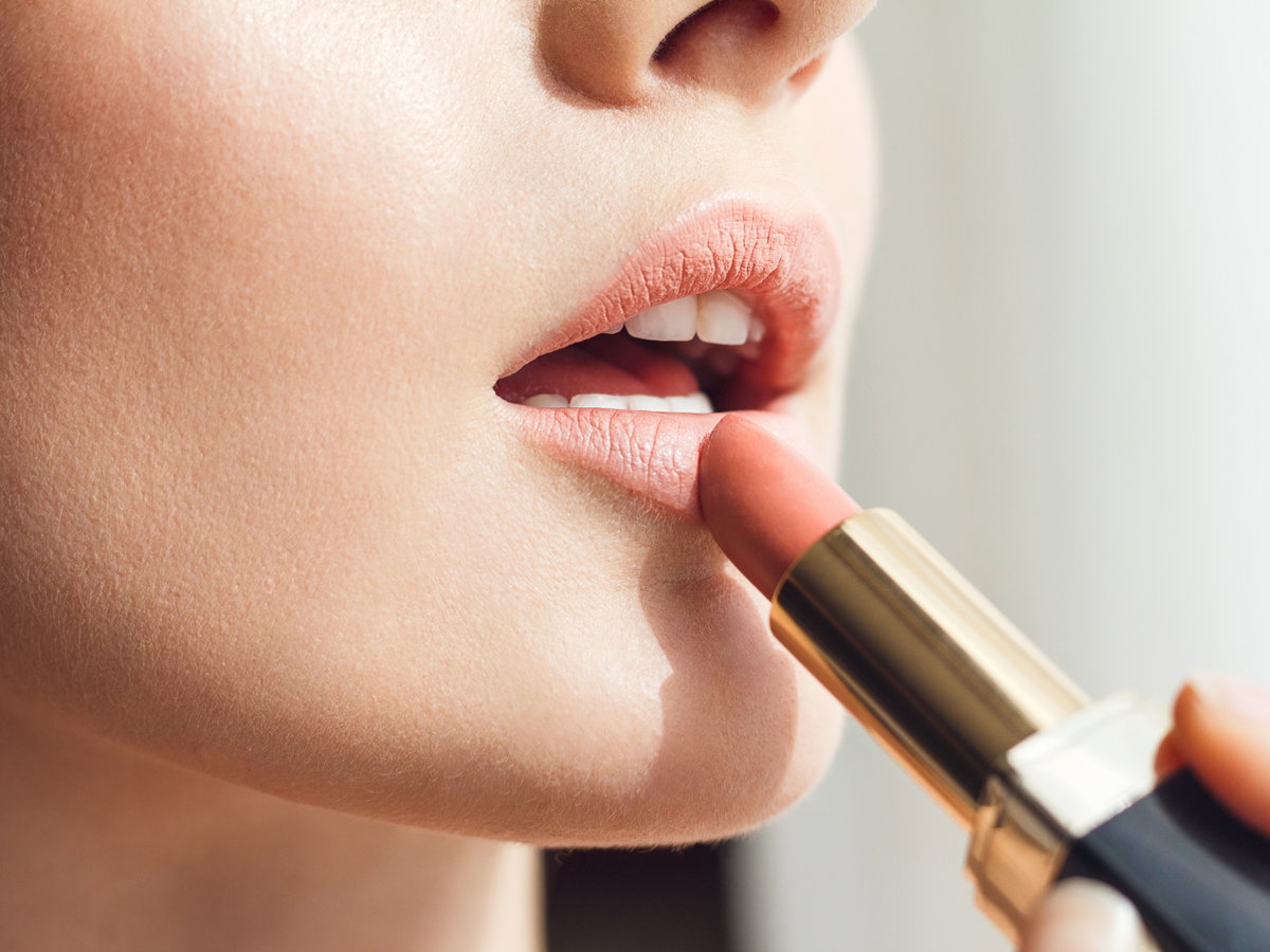 Frau trägt selbst gemachten Lippenstift auf