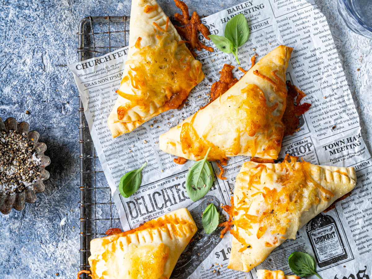 Pizzateigecken mit Chili-Hackfüllung