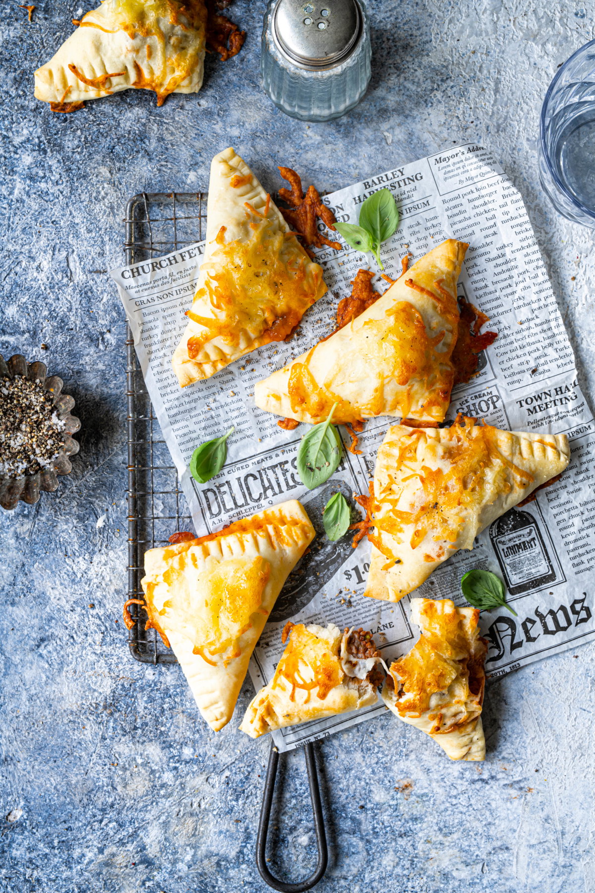Pizzateigecken mit Chili-Hackfüllung