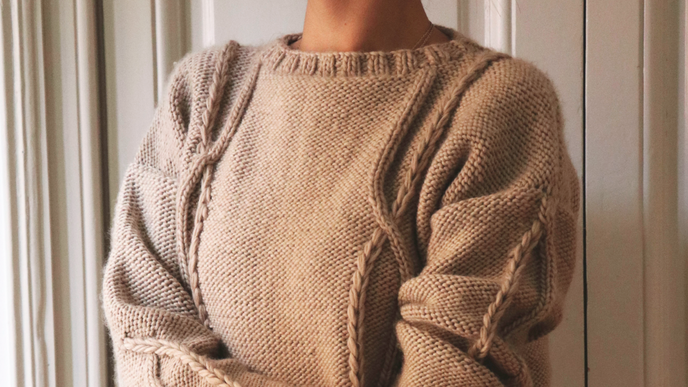 Der wunderschöne Zopfmuster-Pullover von We Are Knitters gelingt sogar Anfängerinnen 
