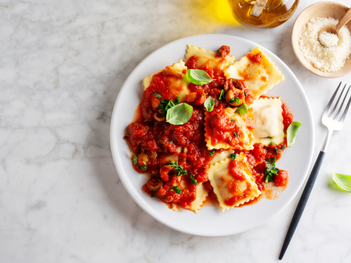 Selbst gemachte Ravioli mit Tomatensoße