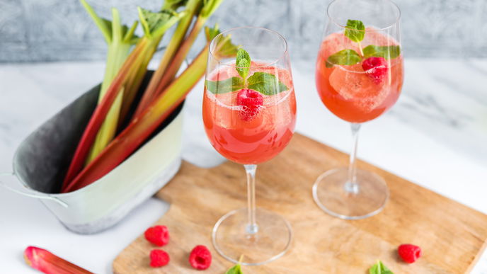Erfrischendes Rezept für Rhabarber Spritz - leicht säuerlich & perfekt für den Frühling!