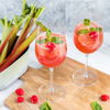 Erfrischendes Rezept für Rhabarber Spritz - leicht säuerlich & perfekt für den Frühling!