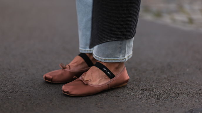 Angesagte Satin-Schuhe werten sofort jeden Look auf