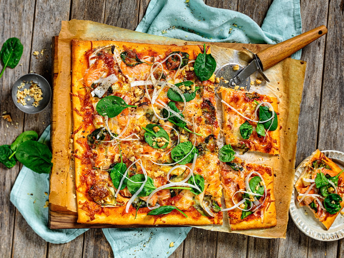 Spargel-Pizza mit Lachs und Spinat