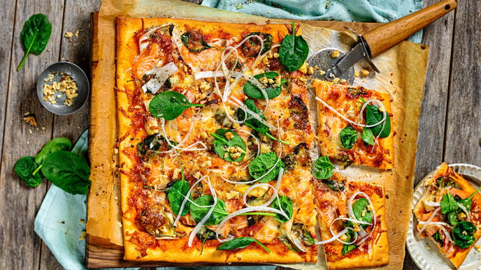 Unser Rezept für schnelle Spargel-Pizza mit Lachs und Spinat