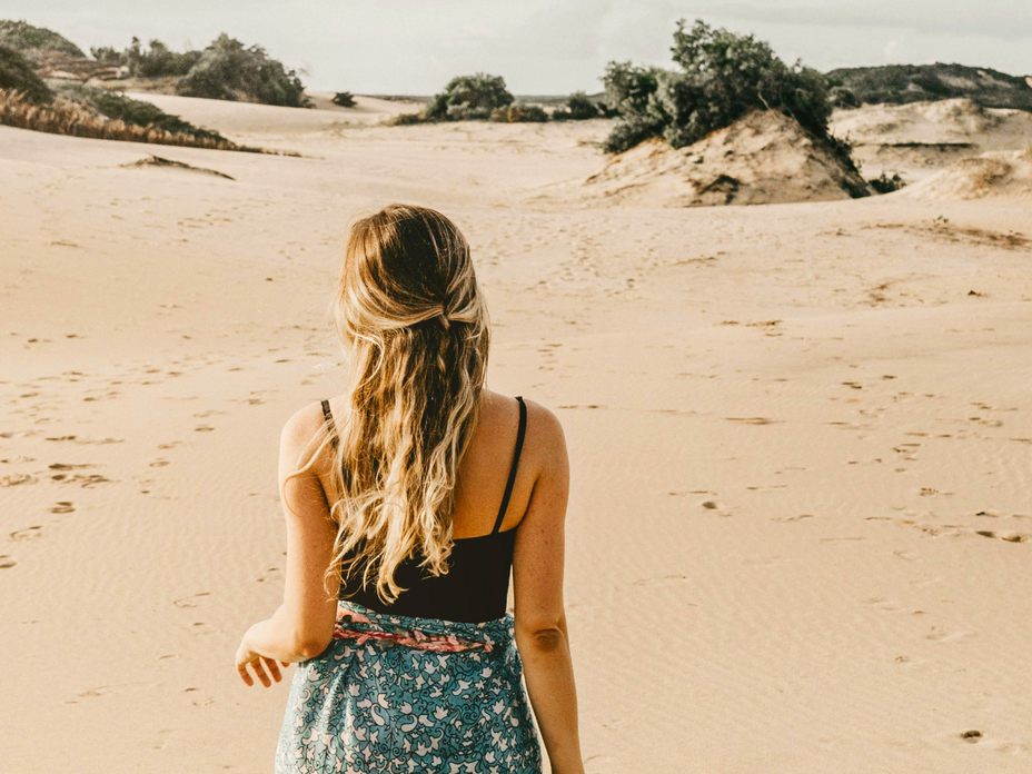 Frau mit spaziert am Strand