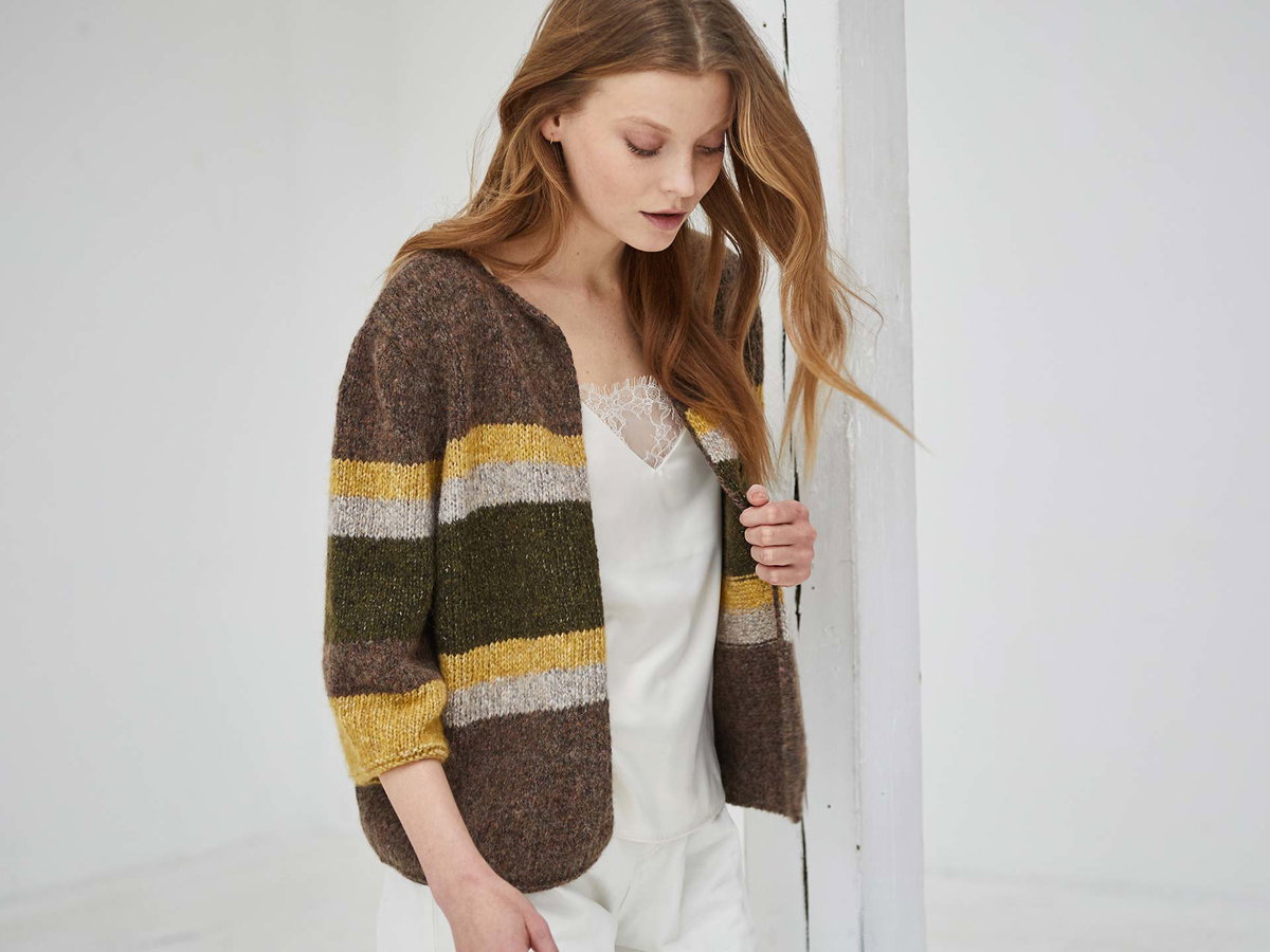 Model in Blockstreifen-Sommerjacke von Lana Grossa
