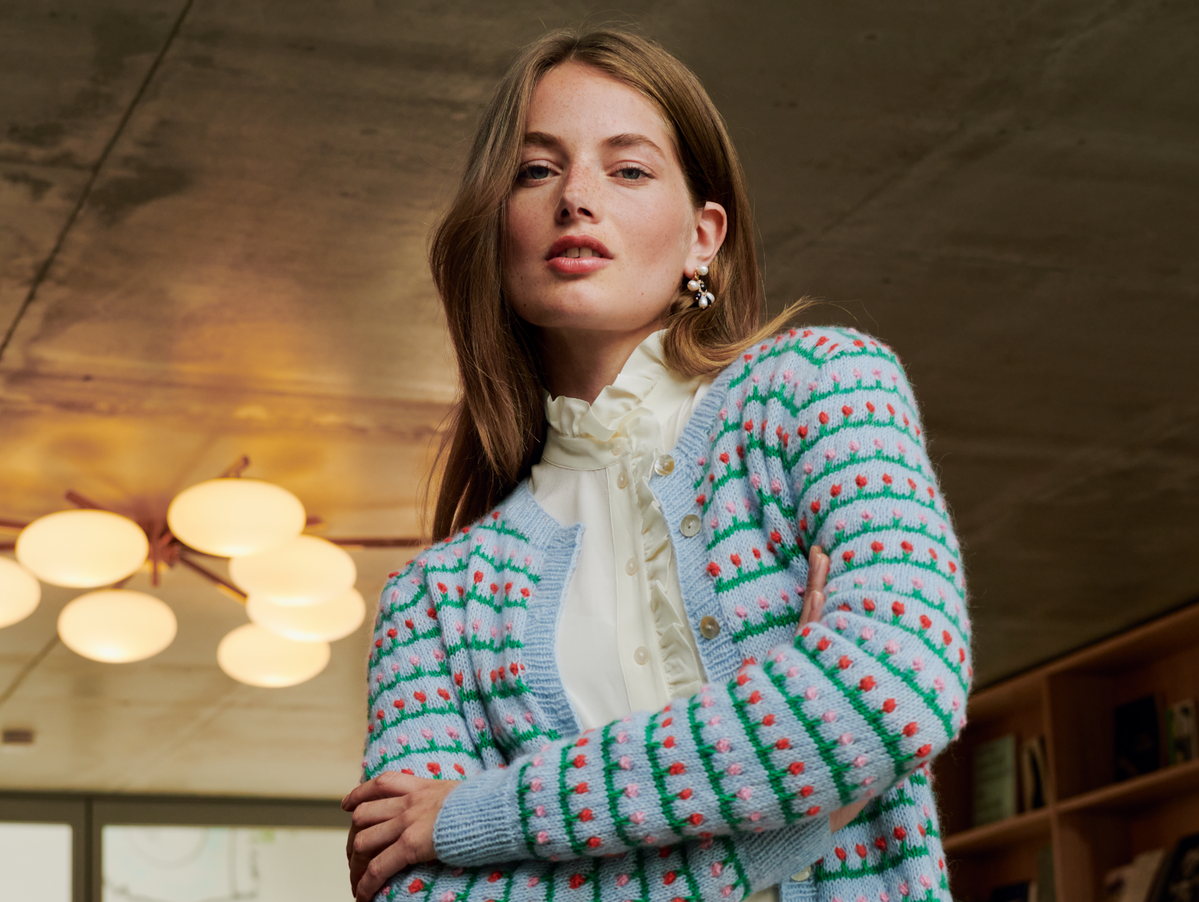 Model in Sommerjacke mit Blümchenmuster von Lana Grossa