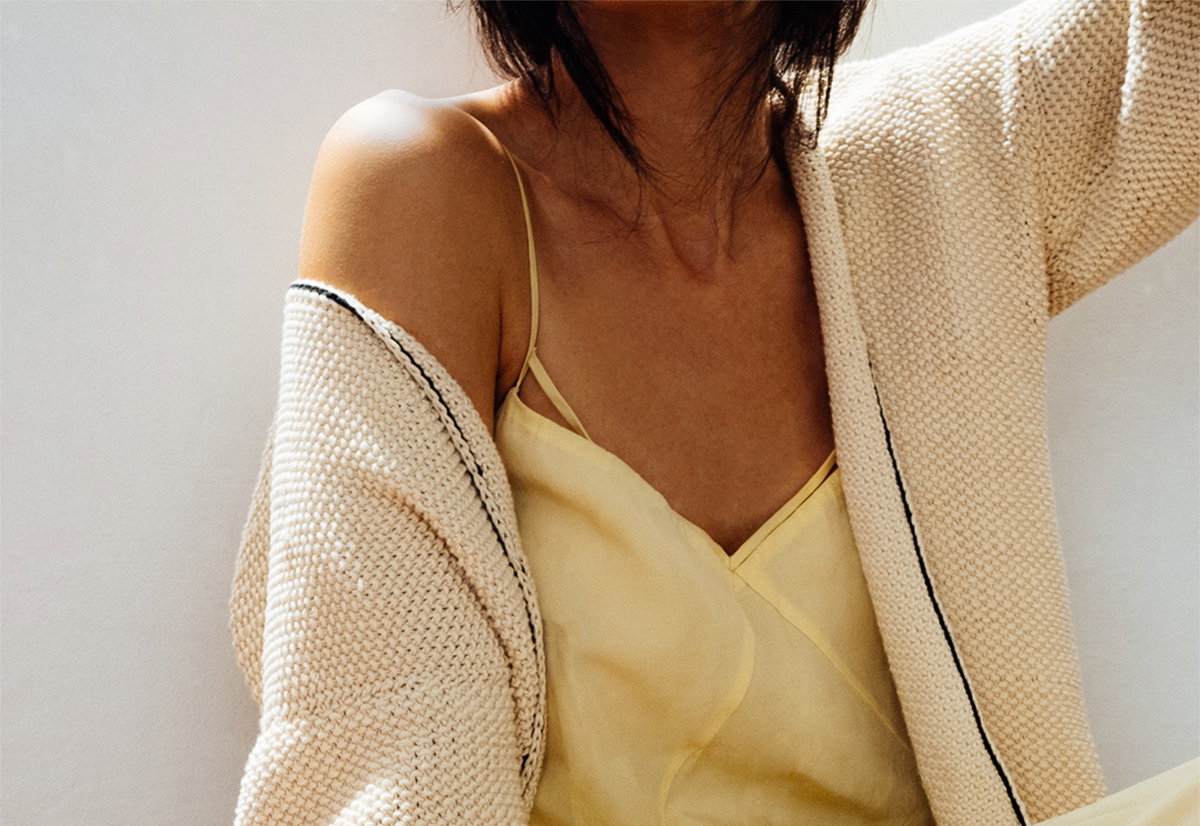 Model in Coconut-Sommerjacke von We Are Knitters