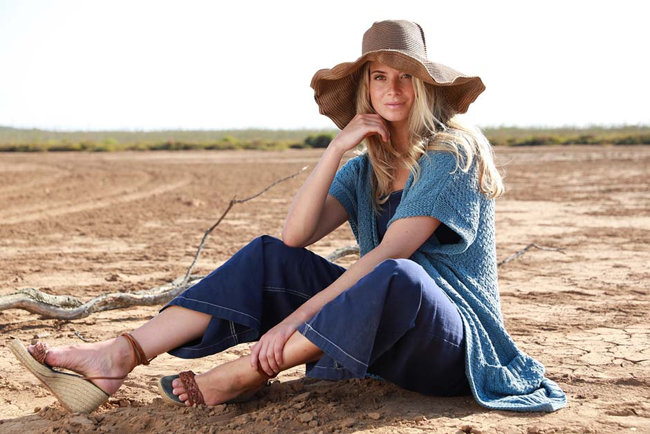 Model in blauer Sommerjacke von Lana Grossa