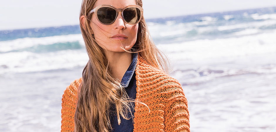 Model in hummerfarbener Sommerjacke von Lana Grossa