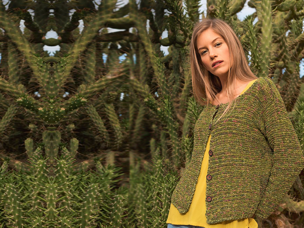 Model in grüner Sommerjacke von Lana Grossa
