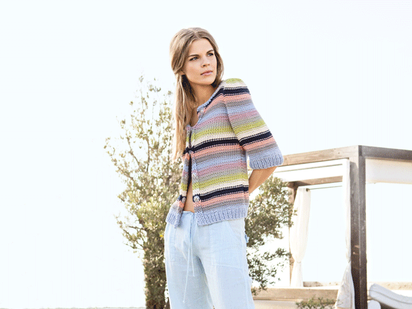 Model in gestreifter Sommerjacke mit Hebemaschenmuster