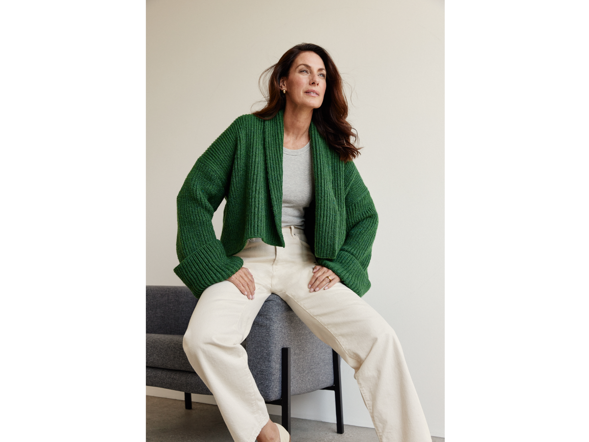 Model in dunkelgrüner Sommerjacke von Lana Grossa
