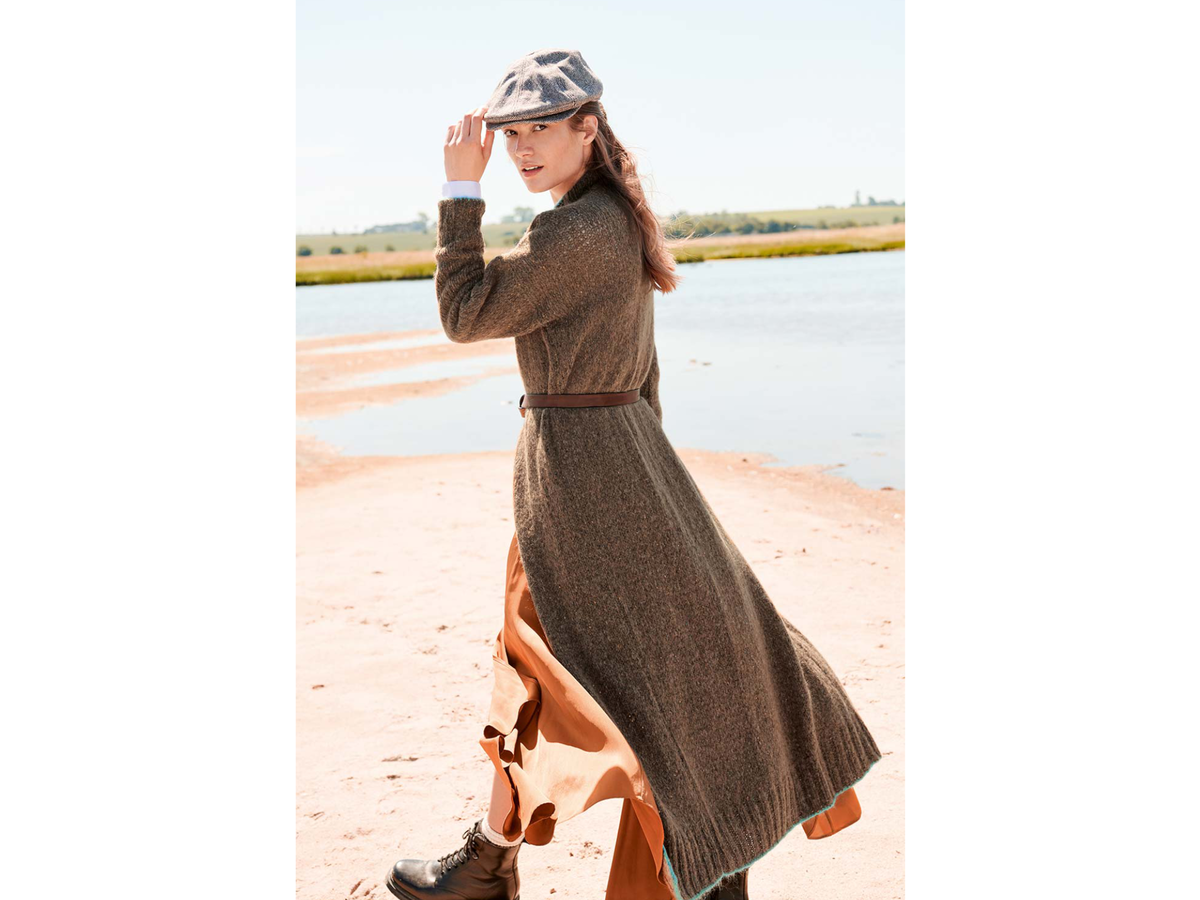 Model in langer Sommerjacke von Lana Grossa