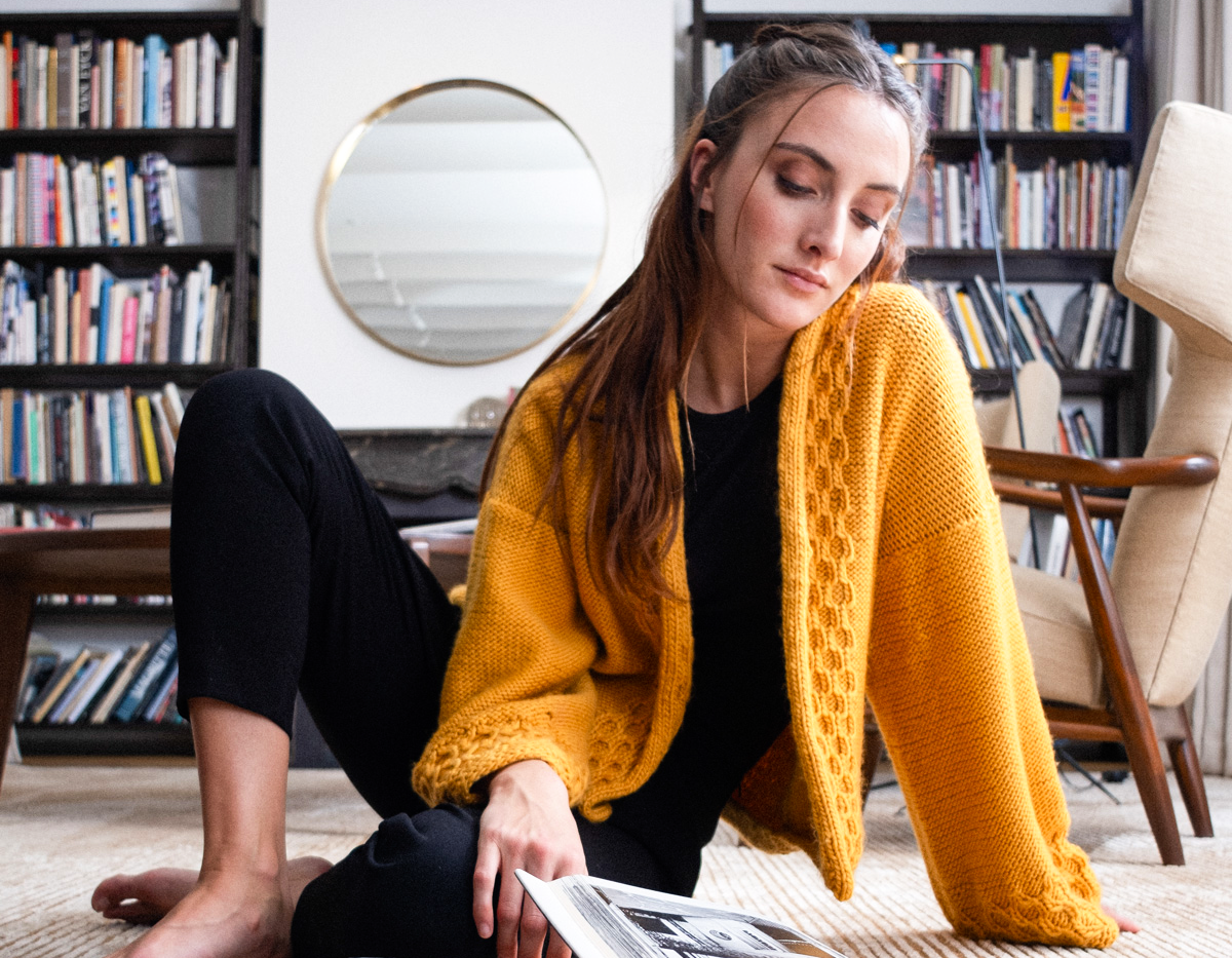 Model in gelber Sommerjacke von We Are Knitters