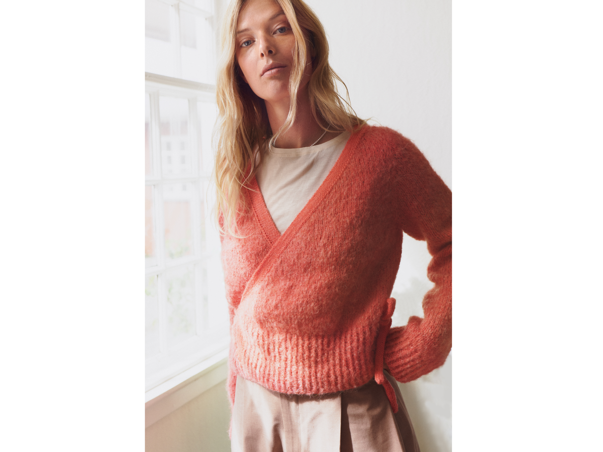 Model in Sommer-Wickeljacke von Lana Grossa