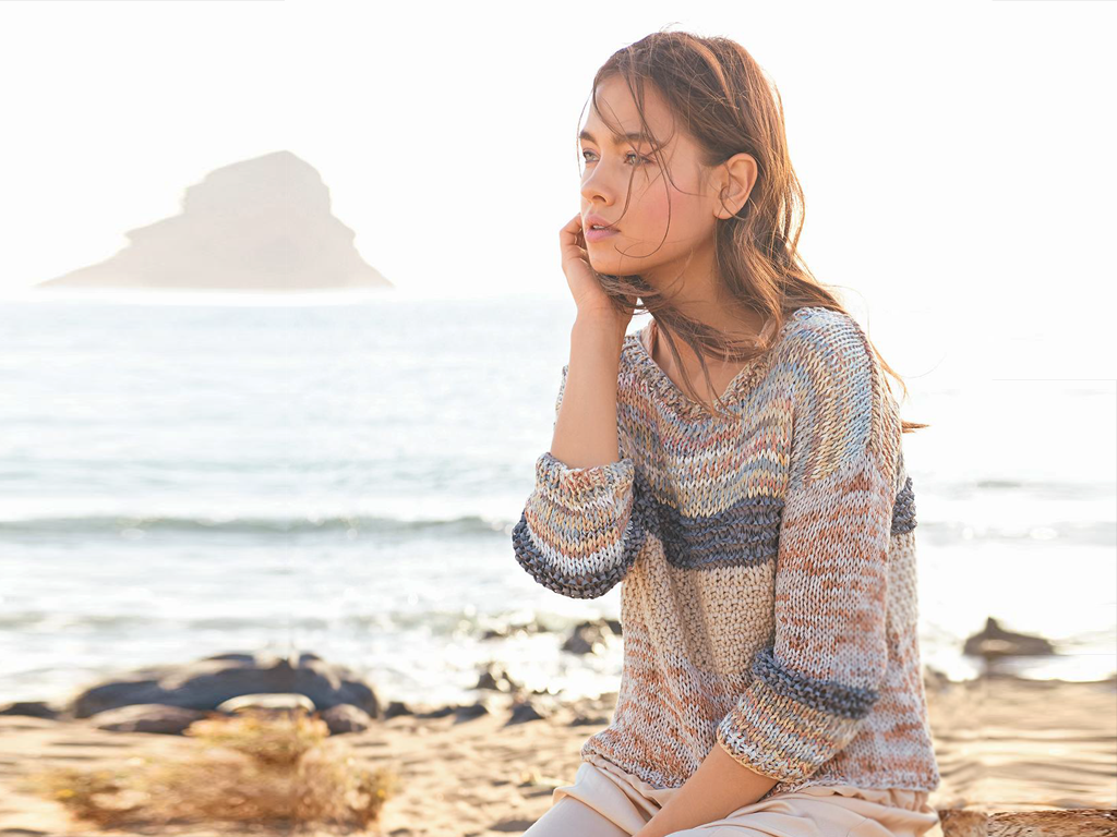Model in Mustermix-Sommerpullover von Lana Grossa