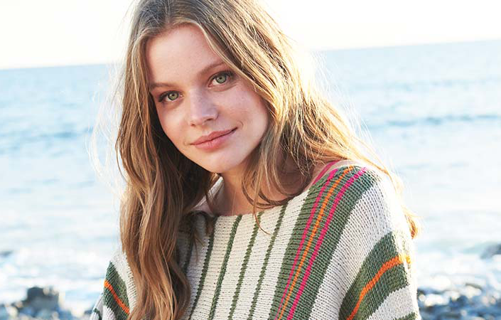 Model in gestreiftem Sommerpullover aus Kaschmir von Lana Grossa