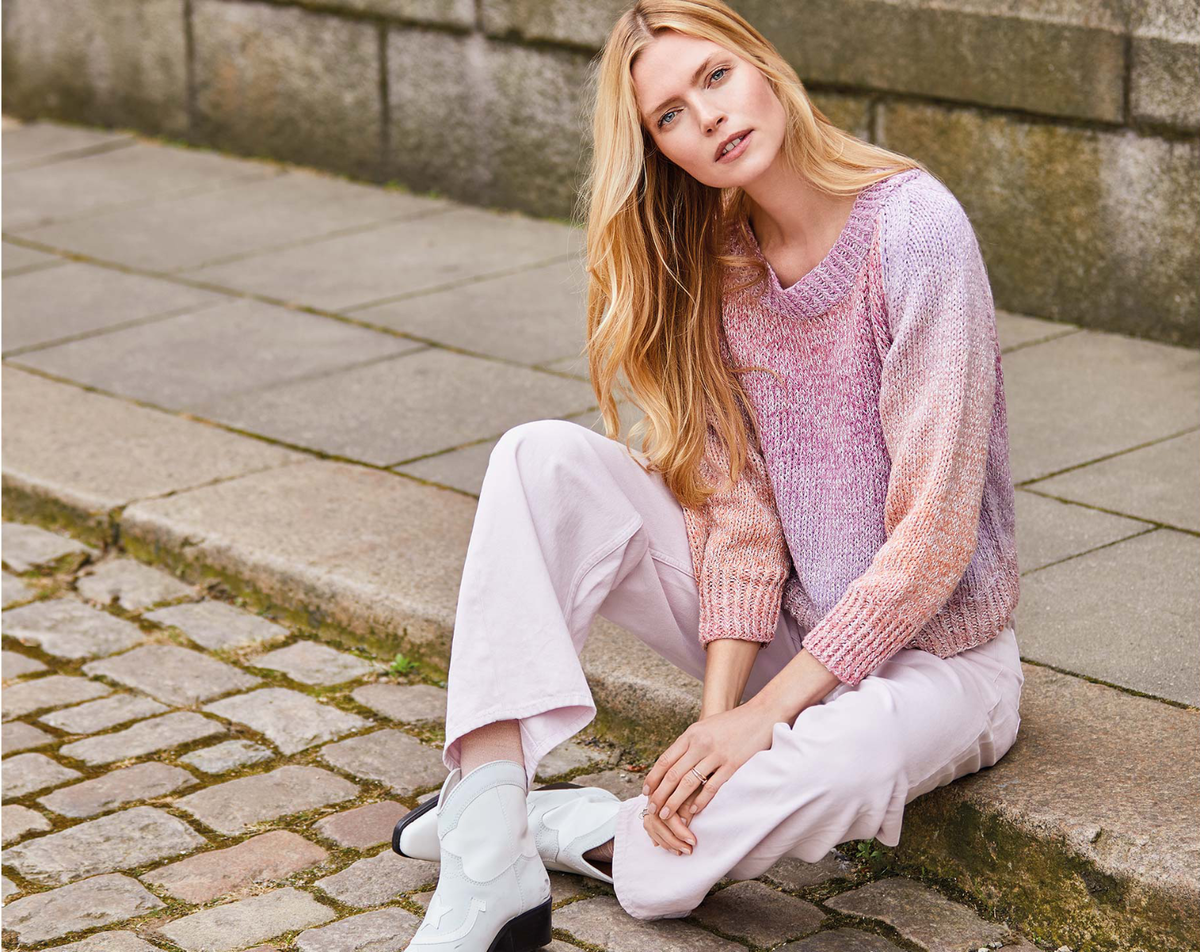 Model in rosa Sommerpullover mit Dégradé-Effekt von Lana Grossa