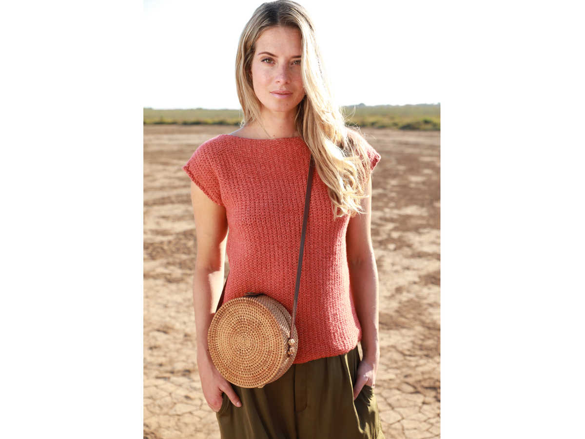 Model in korallenrotem Kurzarm-Sommerpullover von Lana Grossa