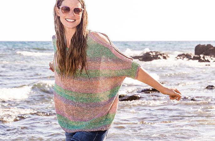 Model in gestreiftem Sommerpullover mit Cut-Outs