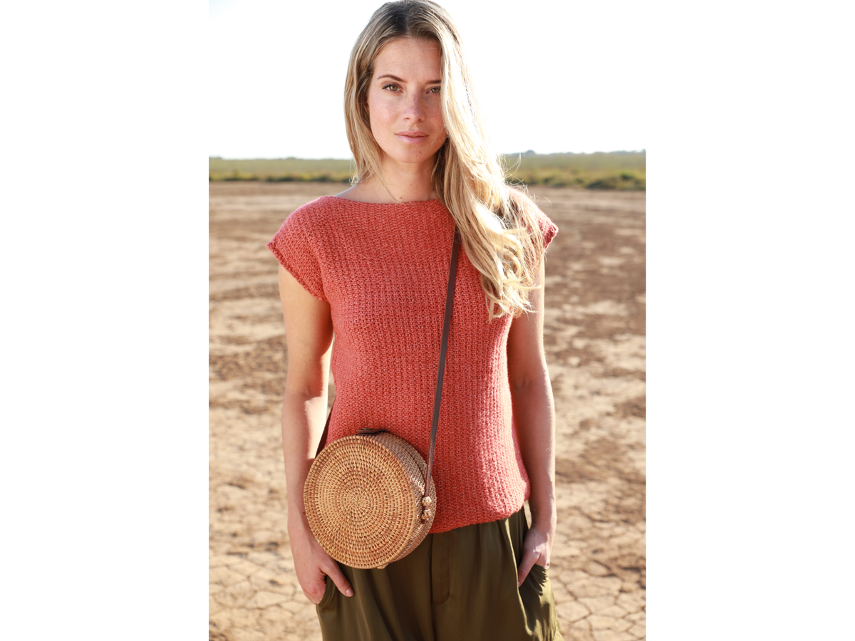 Model in rotem Sommertop von Lana Grossa