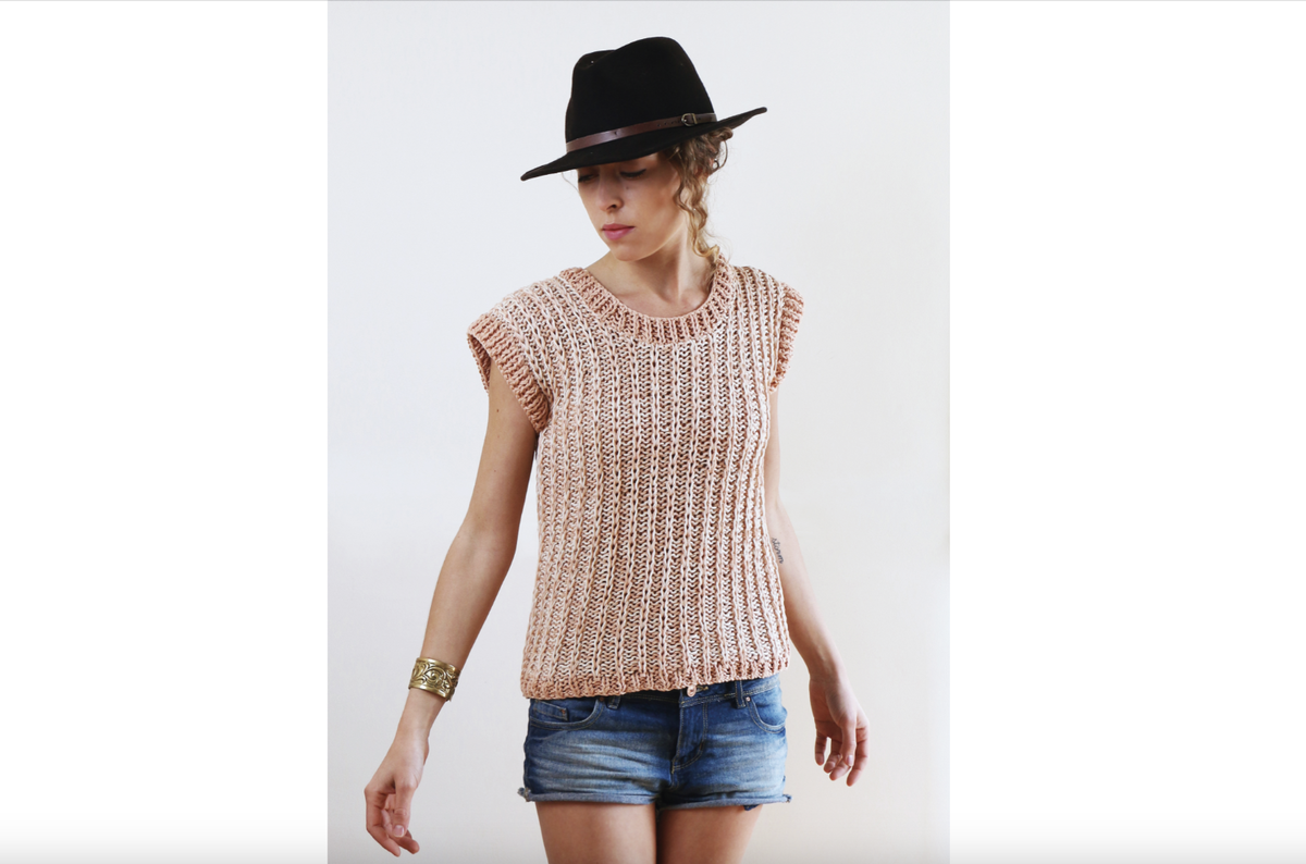 Model in meliertem Sommertop von We Are Knitters