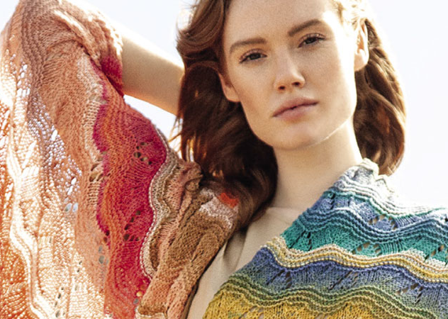 Model in Maxi-Sommertuch mit Wellenmuster von Lana Grossa