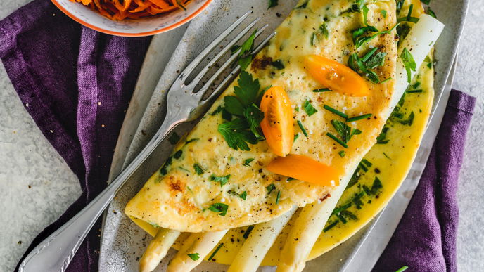 Rezept für Spargel im Kräuteromelette
