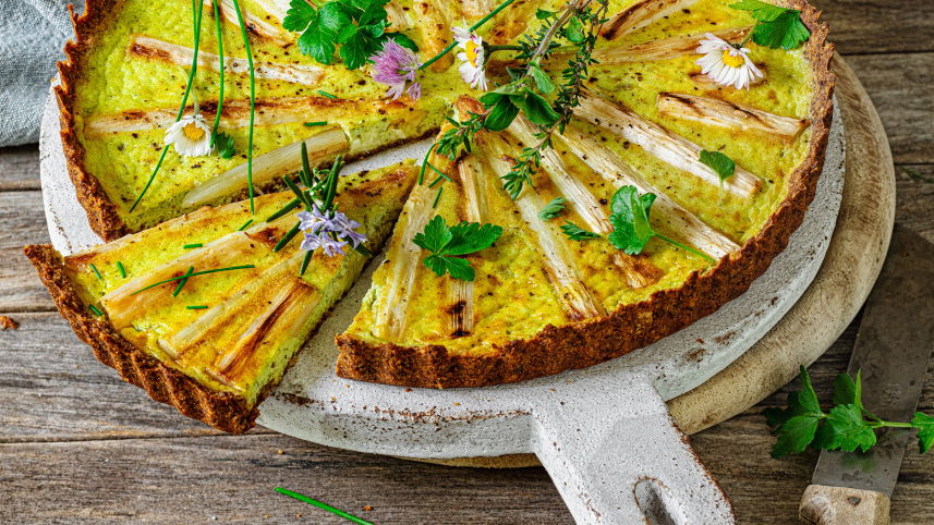 Unser Rezept für Spargel-Quiche mit Kräuter-Creme