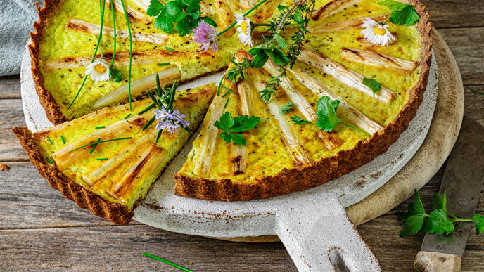 Unser Rezept für Spargel-Quiche mit Kräuter-Creme