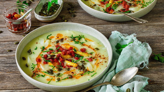 Unser Rezept für Spargelcremesuppe mit Chorizo