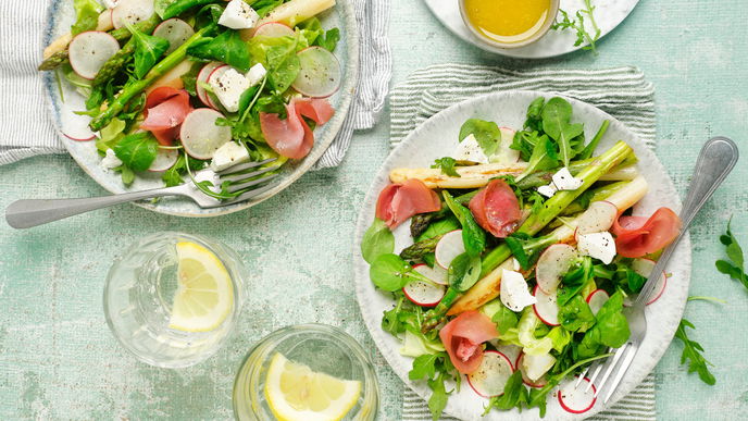 Frühlingshaftes Rezept für Spargelsalat mit Ziegenkäse
