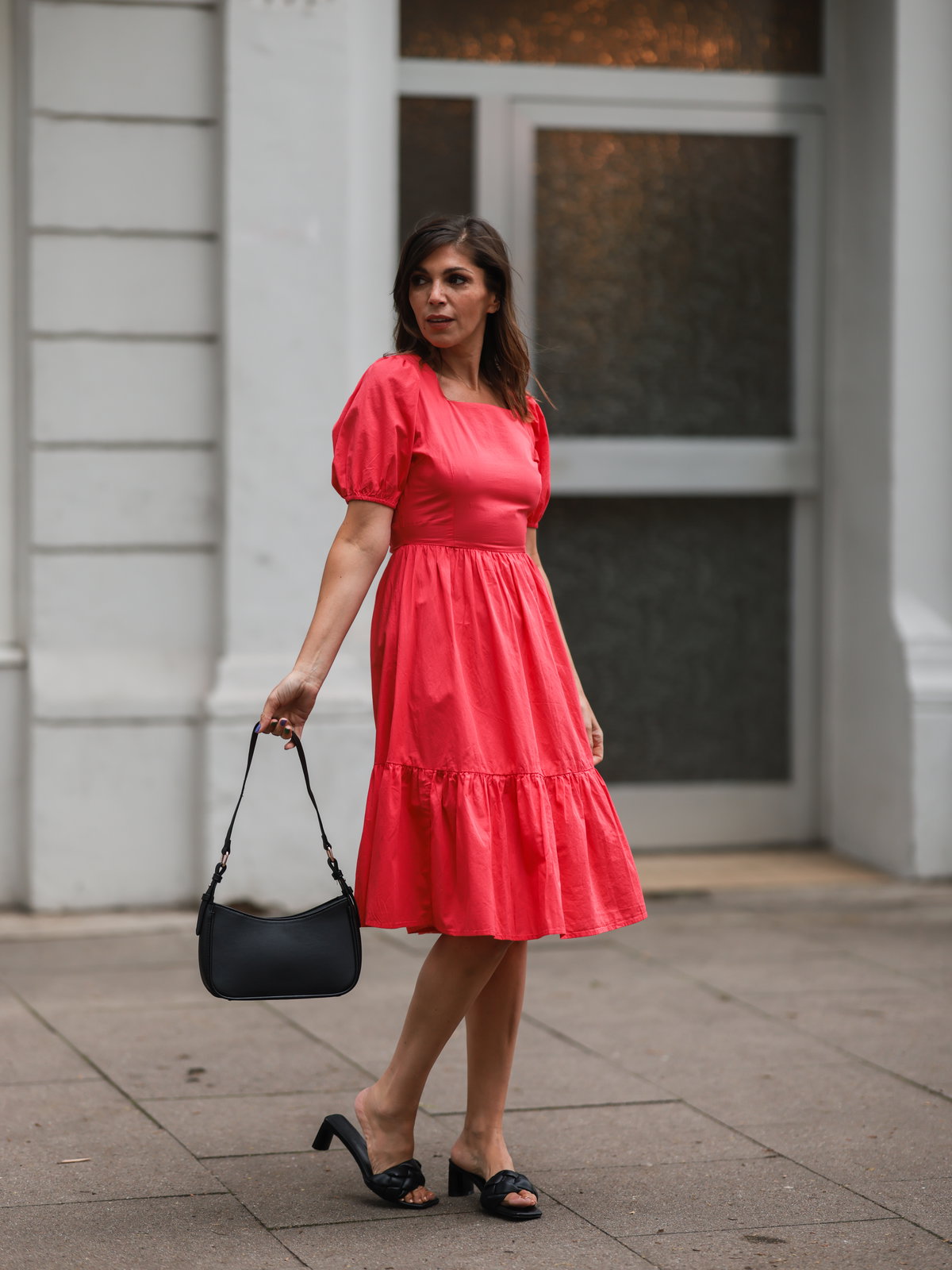 Anna Wolfers trägt ein rotes Kleid mit kurzen Ärmeln
