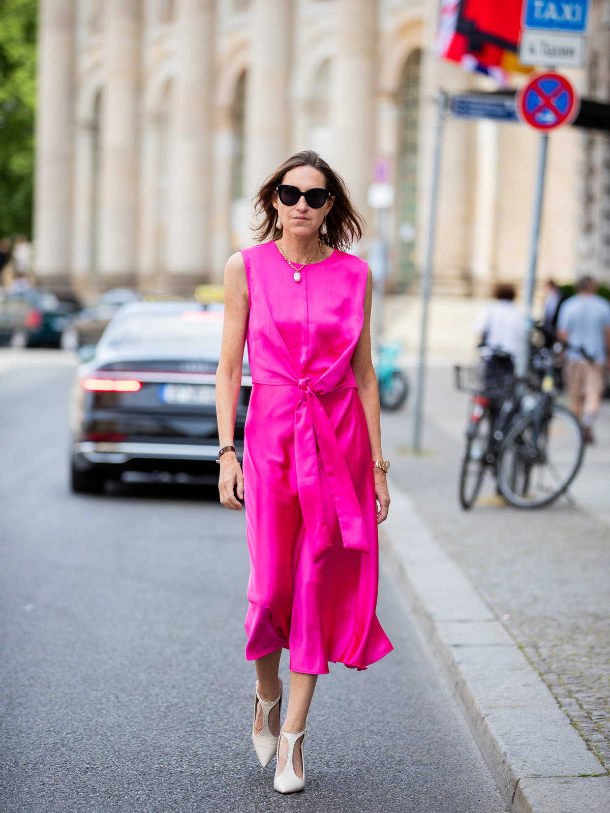 Annette Weber in einem wadenlangen Kleid bei der Berlin Fashion Week