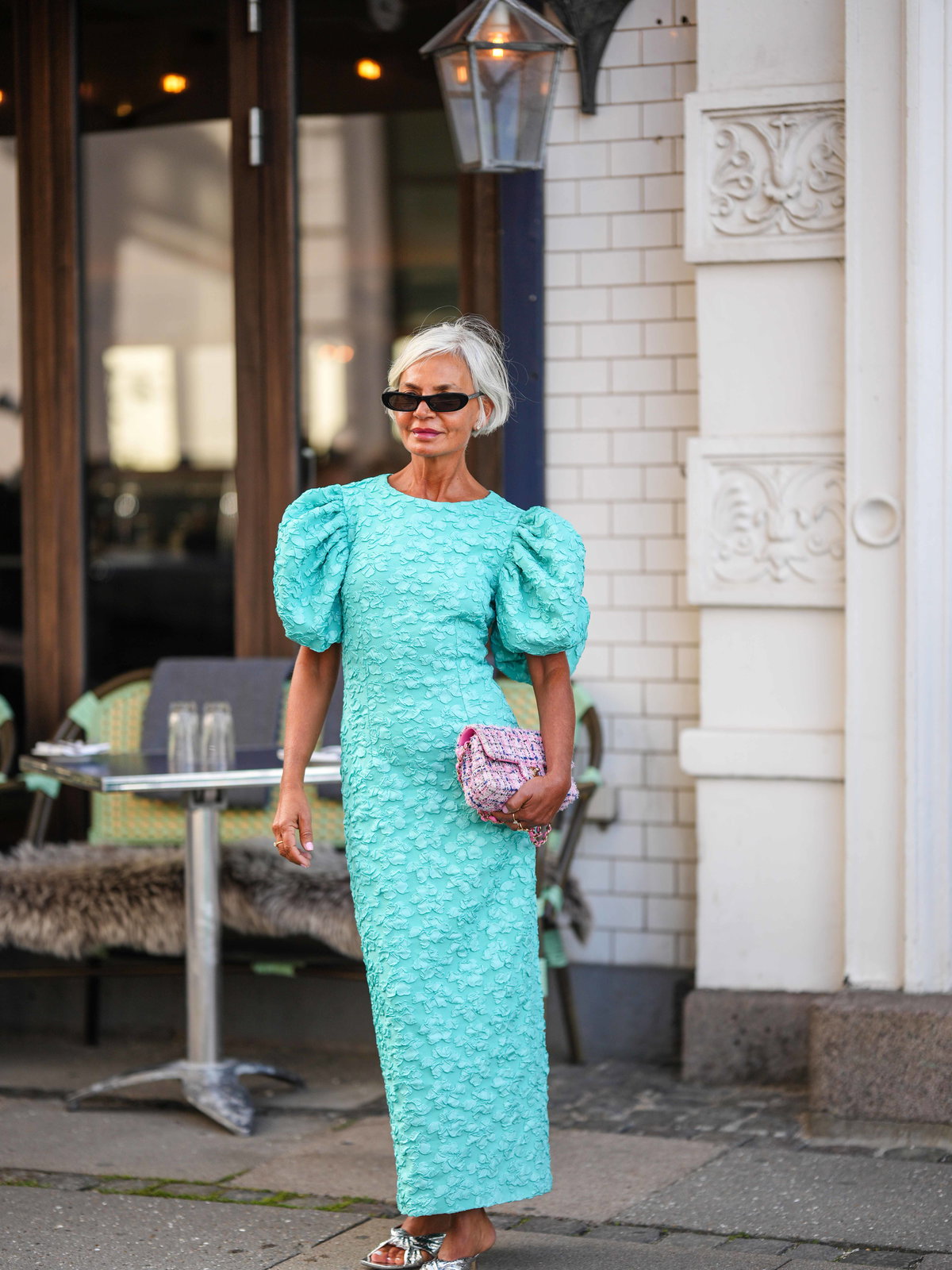 Grece Ghanem in einem bodenlangen Kleid mit gerüschten Ärmeln