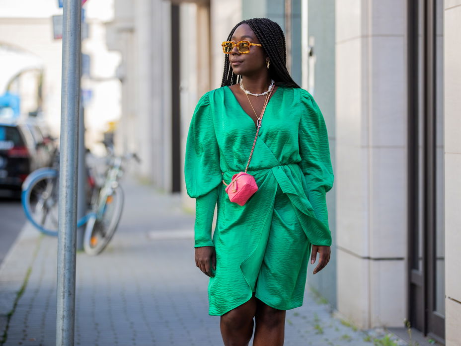 Frau trägt grünes Wickelkleid im Streetstyle