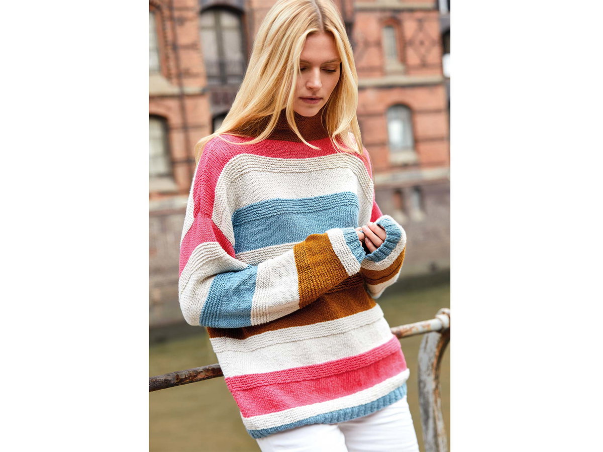 Model in Strickpullover mit Streifenmuster von Lana Grossa