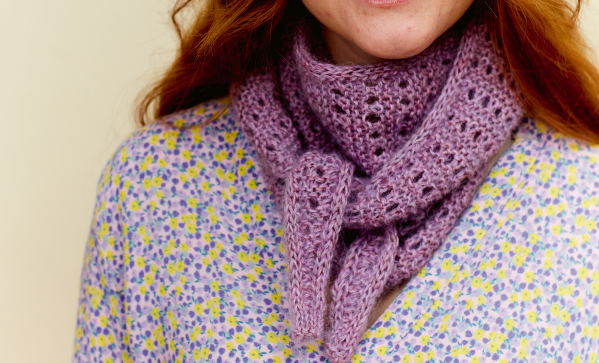 Model mit gestricktem Mini-Halstuch