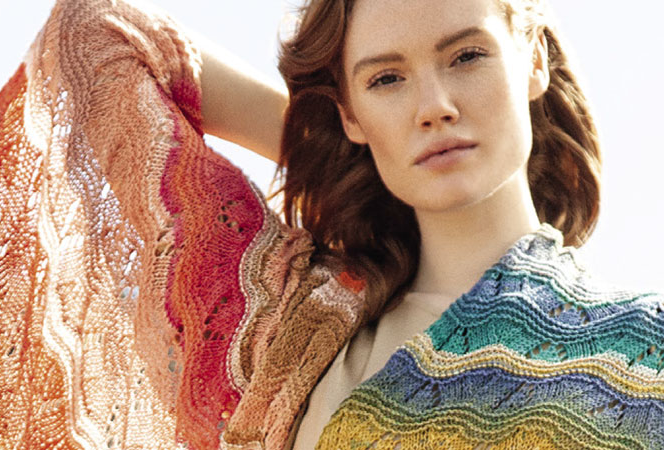 Model mit Maxi-Schal in Regenbogenfarben von Lana Grossa