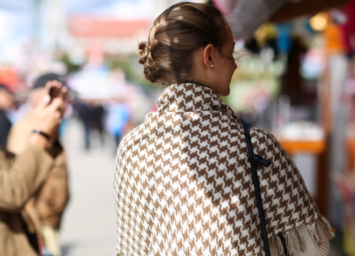 Model mit gestricktem Trachtentuch